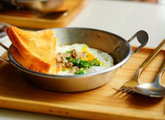 Хлеб с яйцом внутри на сковороде