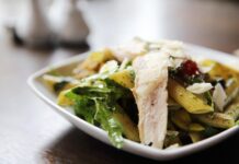 Простой рецепт салата с куриной грудкой