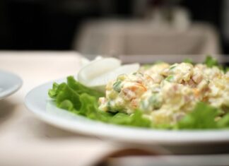 Рисовый салат с яйцом