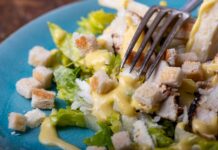 Из чего состоит салат Цезарь