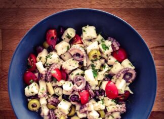 Салат с кальмарами и фасолью красной