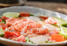 Приготовление салата с красной рыбой