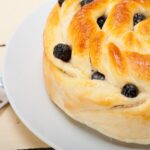 Дрожжевая булочка с изюмом