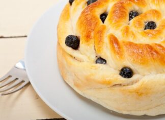 Дрожжевая булочка с изюмом