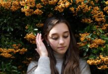 К чему чешется за ухом