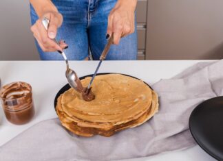 Приготовление лепешки на сковороде