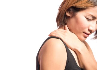Приметы: Почему чешутся лопатки у девушки