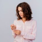 Чешется правое запястье: примета для женщин