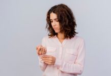 Чешется правое запястье: примета для женщин