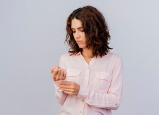 Чешется правое запястье: примета для женщин