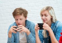 Скачать взломанную игру «Целуй и Знакомься»