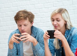 Скачать взломанную игру «Целуй и Знакомься»