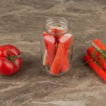 Маринованные помидоры с морковной ботвой