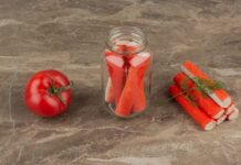 Маринованные помидоры с морковной ботвой