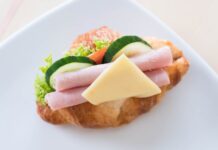 Ветчинные рулетики с сыром: простая и вкусная закуска