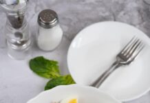 Салат из рыбных консервов и яиц