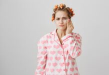 Горят уши у девушек: причины и способы решения