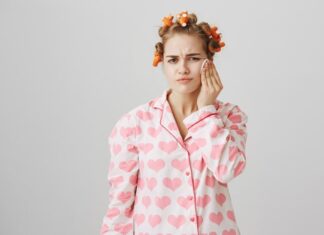 Горят уши у девушек: причины и способы решения