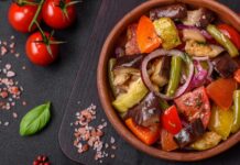 Мясо с баклажанами и овощами