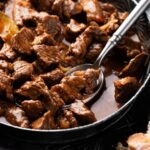 Говядина в соусе на сковороде