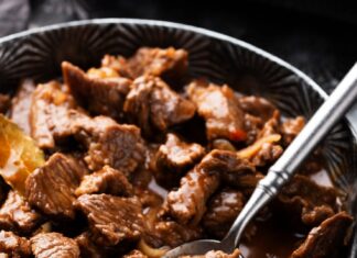 Говядина в соусе на сковороде