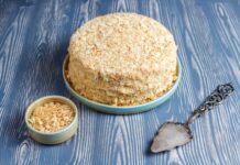 Бисквитный торт из готовых коржей