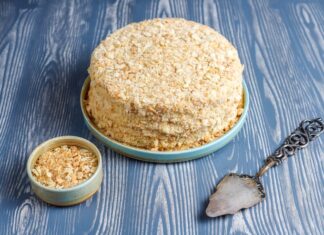 Бисквитный торт из готовых коржей