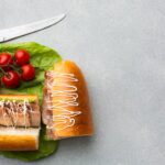 Хот-дог с солеными огурцами