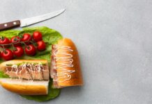 Хот-дог с солеными огурцами