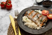 Минтай в сметане на сковороде