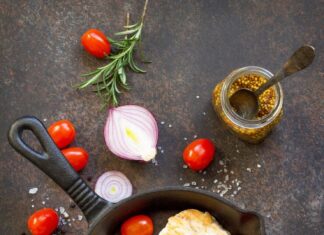 Куриное филе со сливками на сковороде