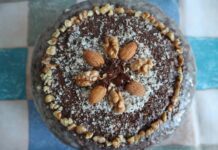 Торт с орехами и фруктами