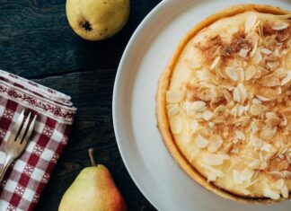 Шарлотка с яблоками и сливочным маслом