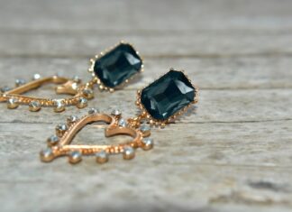 Значение золотых серег с камнями в соннике