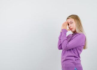 Примета: Почему горит левое ухо