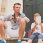 Родители случайно подкатывают к парню