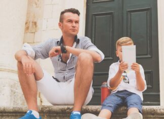 Родители случайно подкатывают к парню