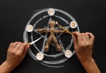 Сочетание 6 Мечей и Повешенного в Таро