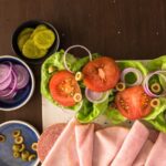 Салат с копченой колбасой и солеными огурцами