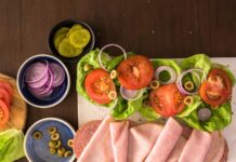 Салат с копченой колбасой и солеными огурцами