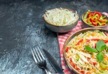 Салат из пекинской капусты и помидоров