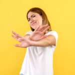 Чешется левая ладонь в субботу днем: народные приметы и суеверия