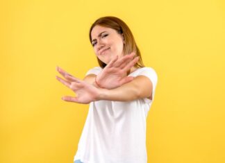 Чешется левая ладонь в субботу днем: народные приметы и суеверия