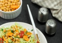 Капустный салат с морковью и кукурузой