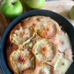 Шарлотка с яблоками в сковороде