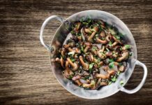 Вешенки с луком на сковороде