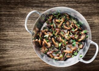 Вешенки с луком на сковороде