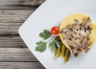 Свинина тушеная со сметаной и луком