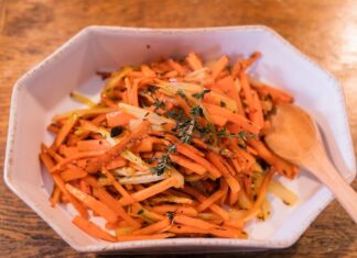 Огурец и корейская морковь в освежающем салате