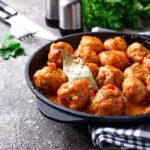 Фрикадельки со сметанной подливкой